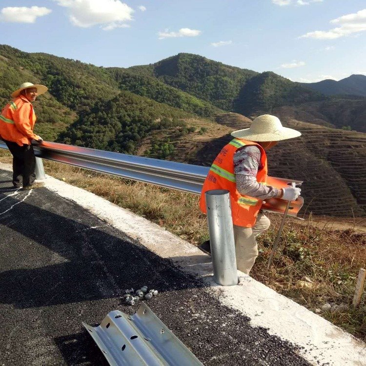 熱鍍鋅噴塑鄉村道路波形護欄圍欄三波W型護攔板GR-C-4E