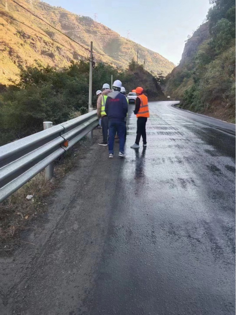 山區公路波形防護欄 道路防護欄板 綠色防撞欄顏色鮮亮